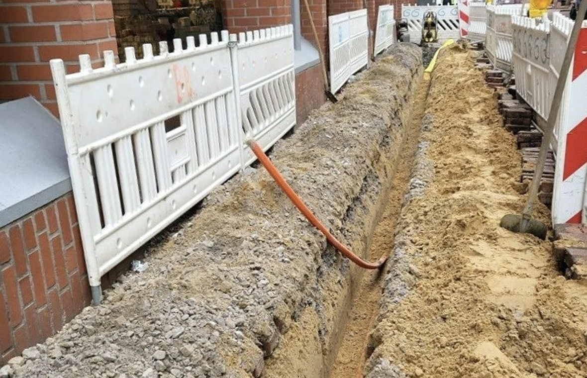 Baustelle au der ein Glasfaserkabel verlegt wird