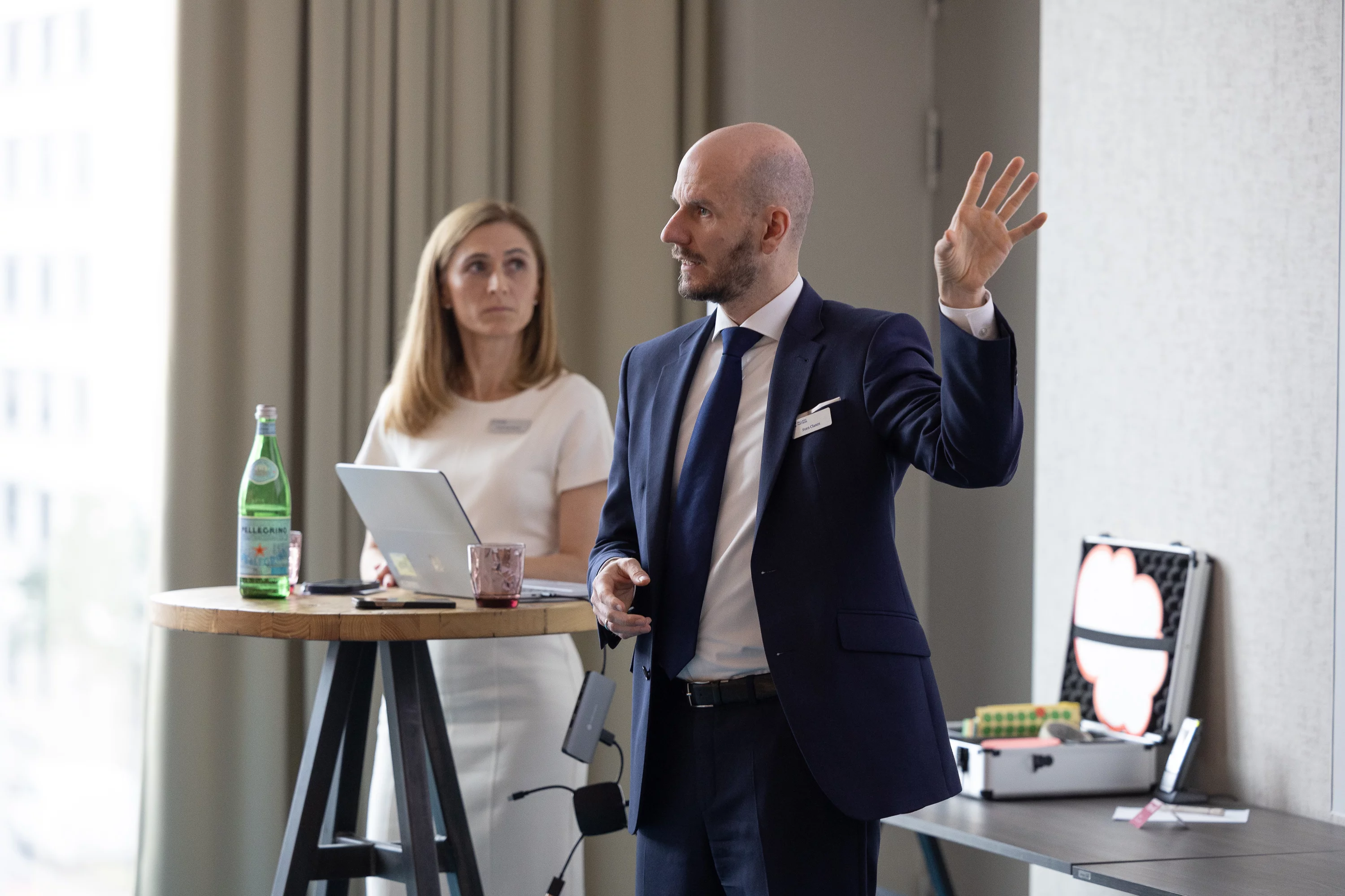 Foto von zwei Partnern von Palladio Partners beim Halten eines Vortrags