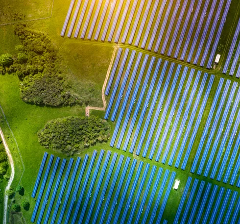 Ansicht einer Solarkraftwerks auf einem Feld aus der Vogelpespektive