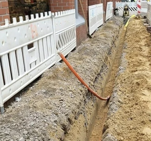 Baustelle au der ein Glasfaserkabel verlegt wird