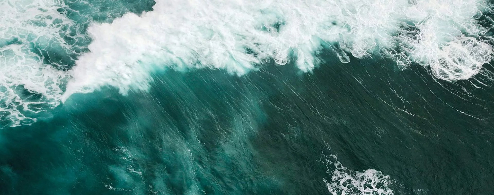 Ansicht einer brechenden Welle im Meer