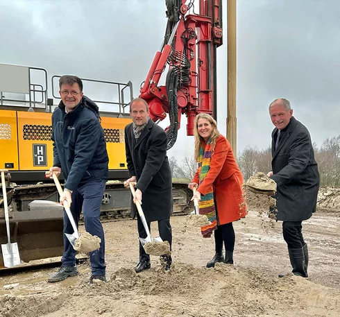 Bild der vier Teilnehmer während des Spatenstischs auf der Baustelle