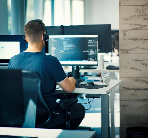 A working person in front of a PC in an office