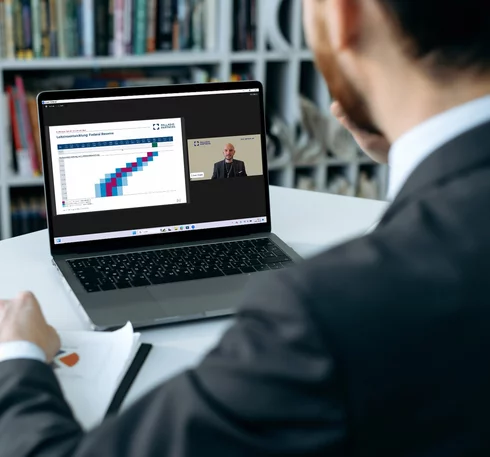 Bild einer Person, die an einem Webinar mit ihrem Laptop teilnimmt